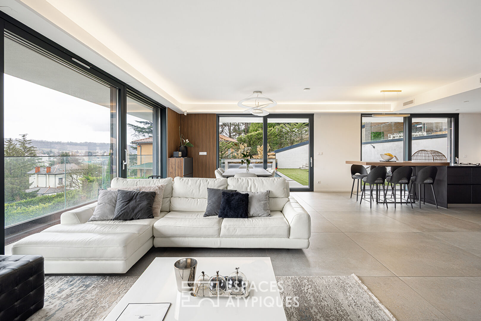 Maison contemporaine d&rsquo;architecte avec vue panoramique et piscine