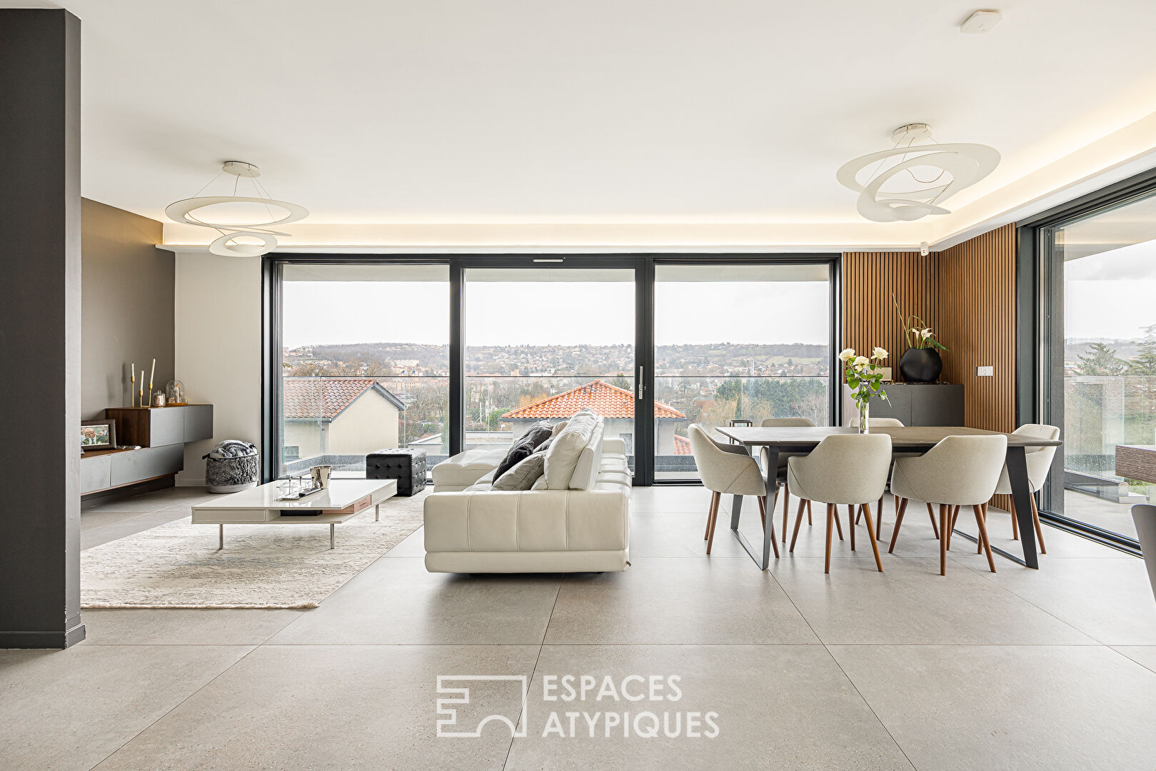 Maison contemporaine d&rsquo;architecte avec vue panoramique et piscine