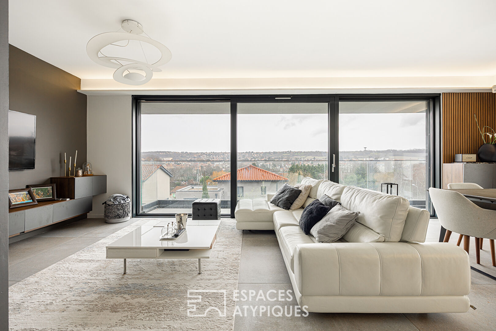 Maison contemporaine d&rsquo;architecte avec vue panoramique et piscine