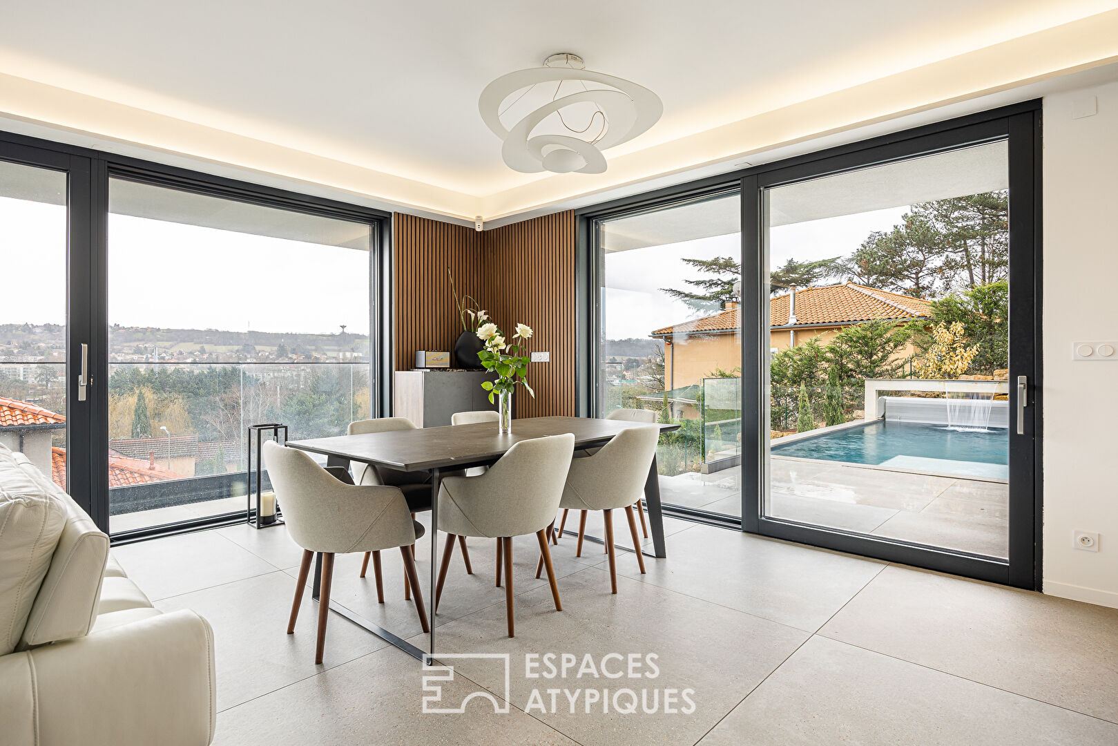 Maison contemporaine d&rsquo;architecte avec vue panoramique et piscine