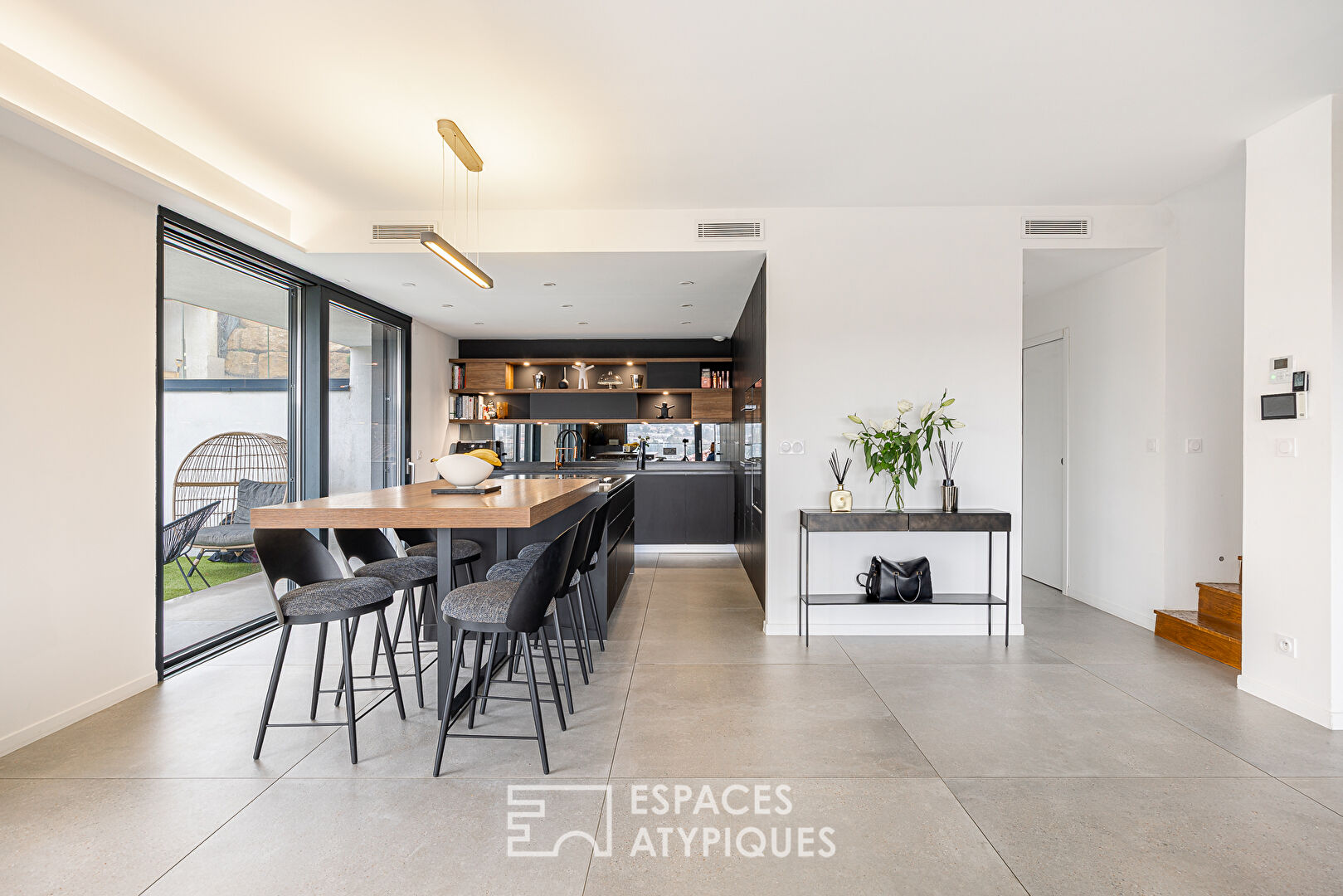 Maison contemporaine d&rsquo;architecte avec vue panoramique et piscine