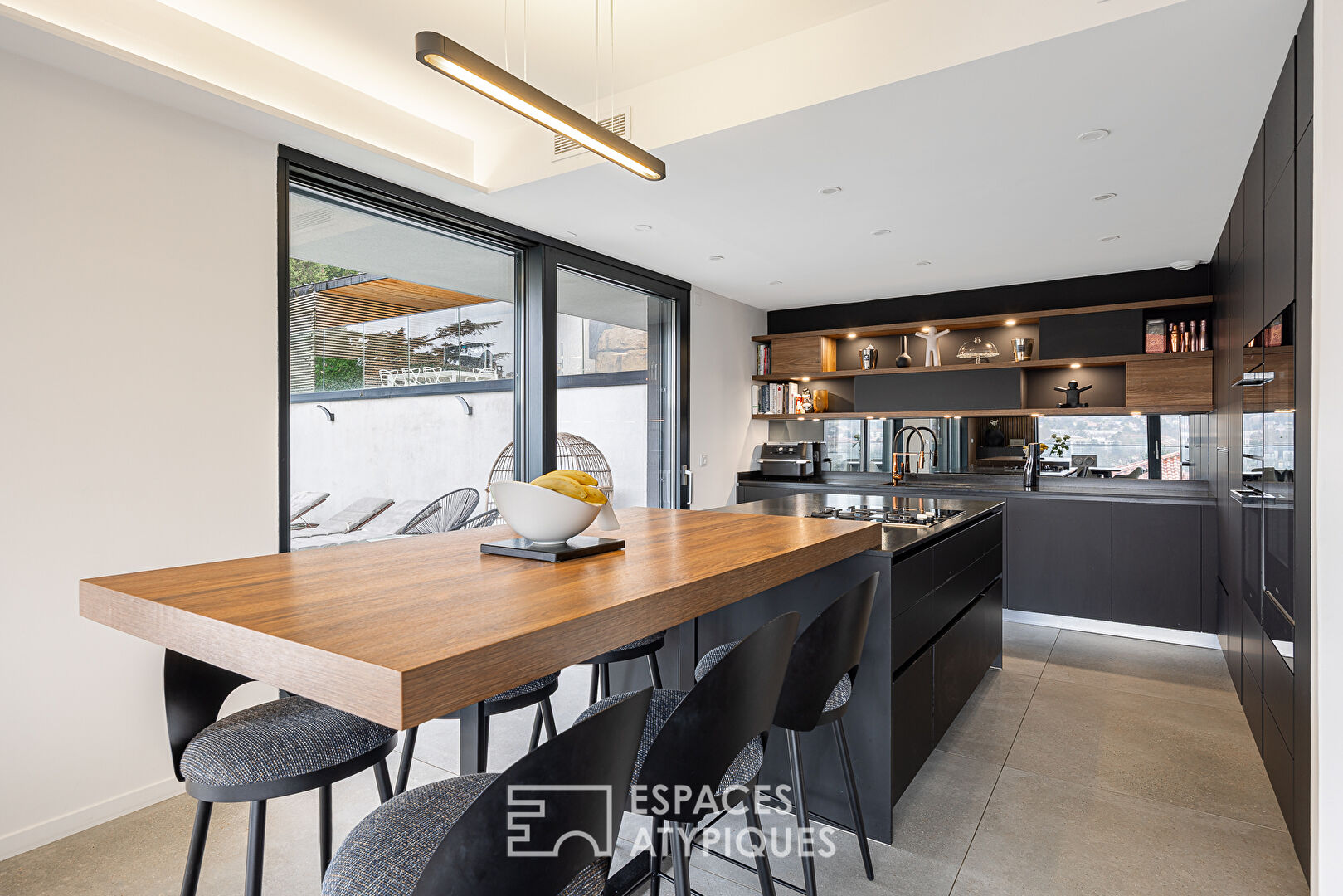 Maison contemporaine d&rsquo;architecte avec vue panoramique et piscine