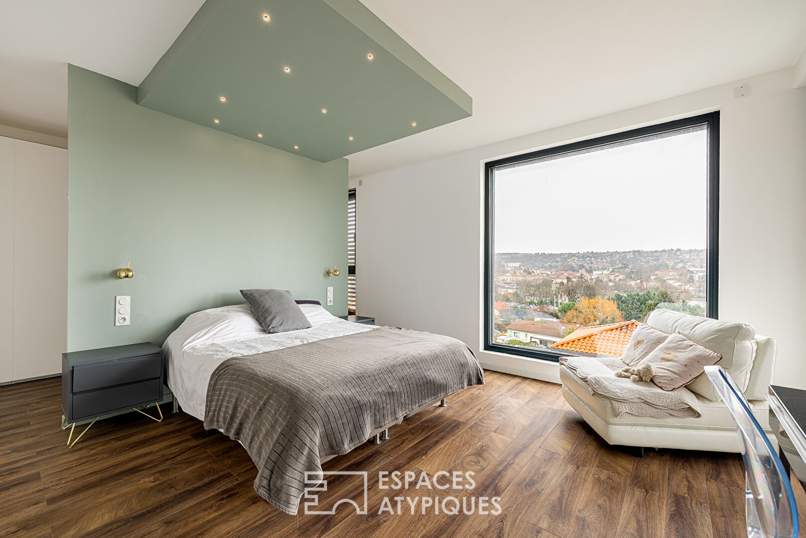 Maison contemporaine d&rsquo;architecte avec vue panoramique et piscine