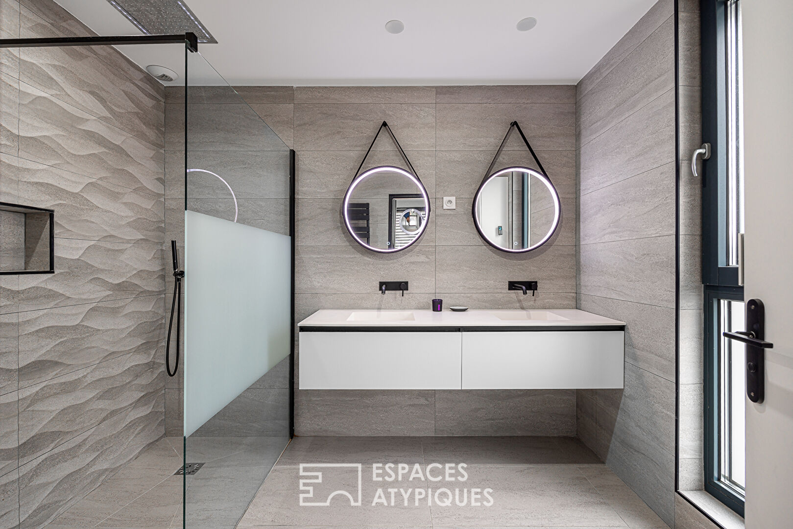 Maison contemporaine d&rsquo;architecte avec vue panoramique et piscine