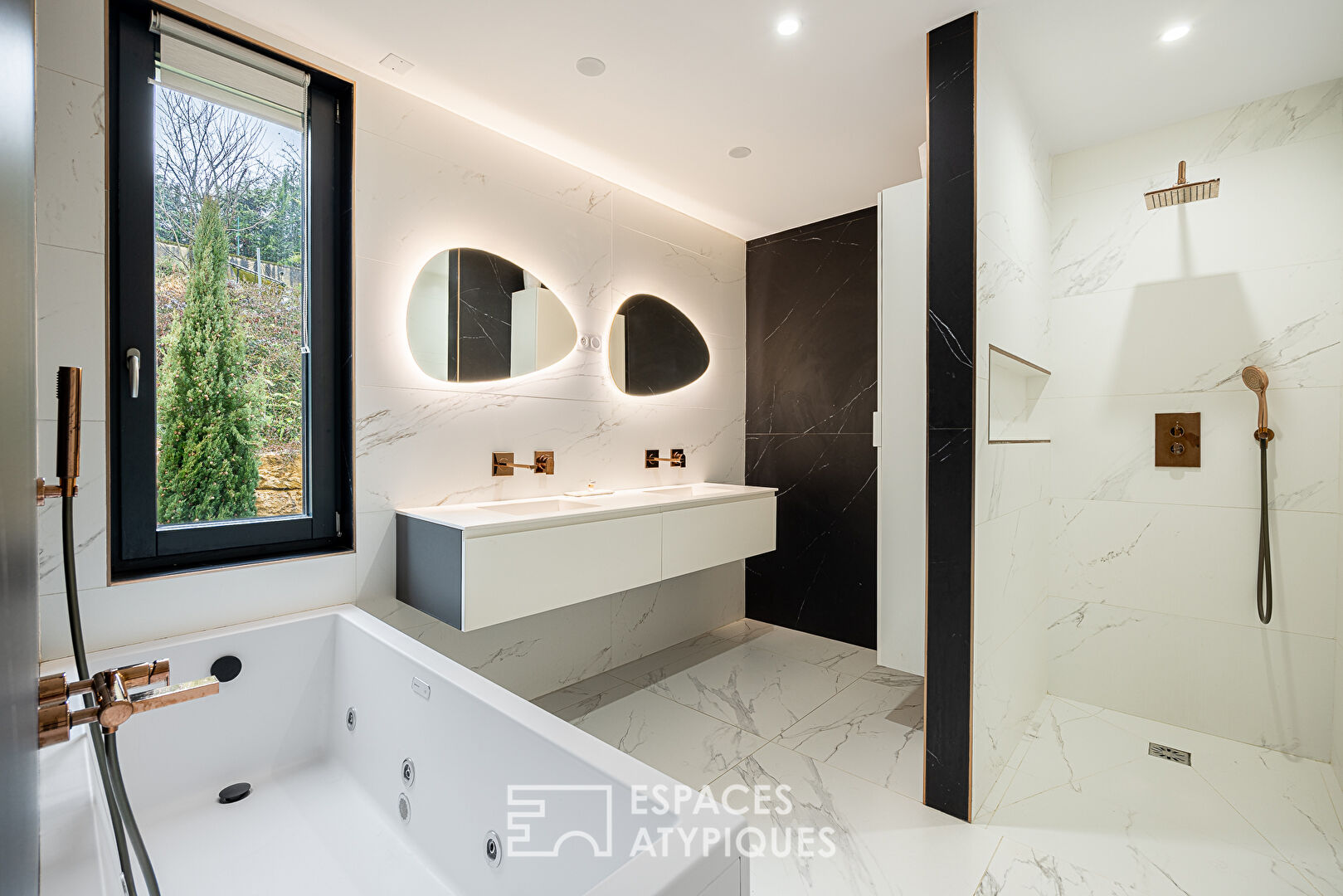 Maison contemporaine d&rsquo;architecte avec vue panoramique et piscine