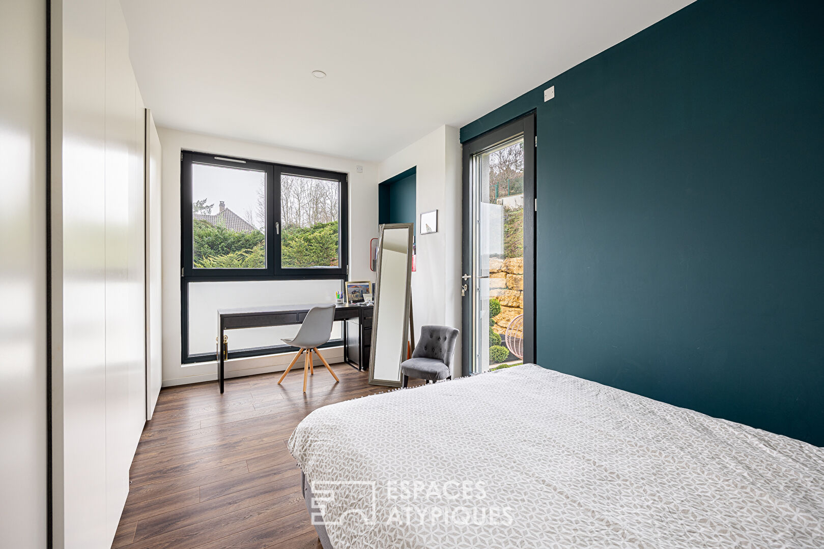 Maison contemporaine d&rsquo;architecte avec vue panoramique et piscine