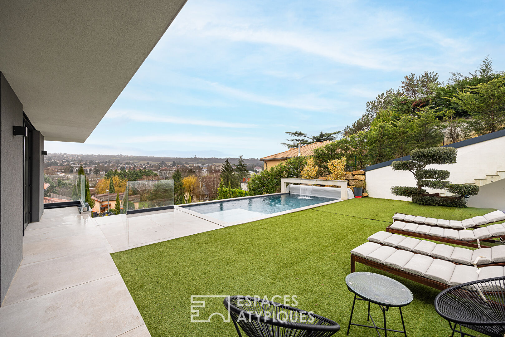 Maison contemporaine d&rsquo;architecte avec vue panoramique et piscine