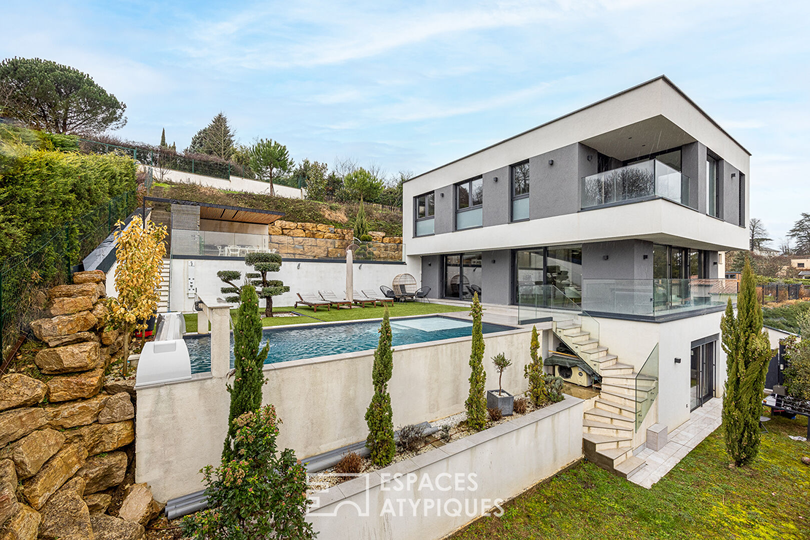 Maison contemporaine d&rsquo;architecte avec vue panoramique et piscine
