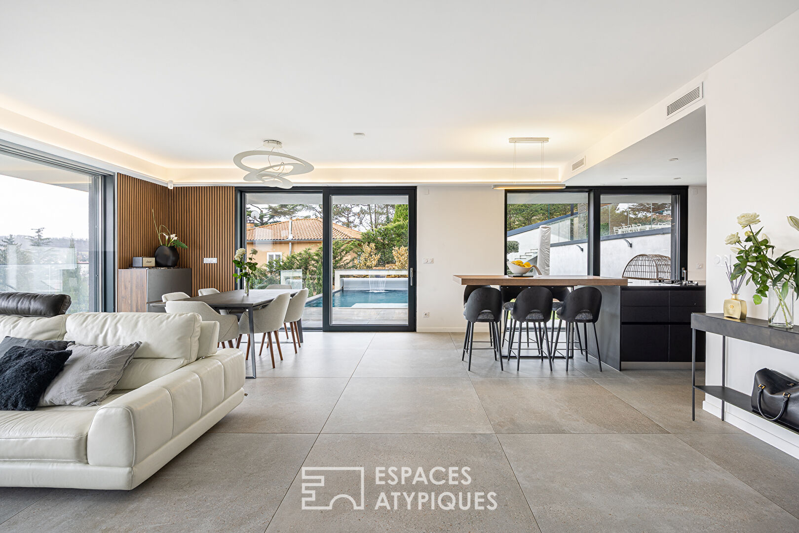 Maison contemporaine d&rsquo;architecte avec vue panoramique et piscine