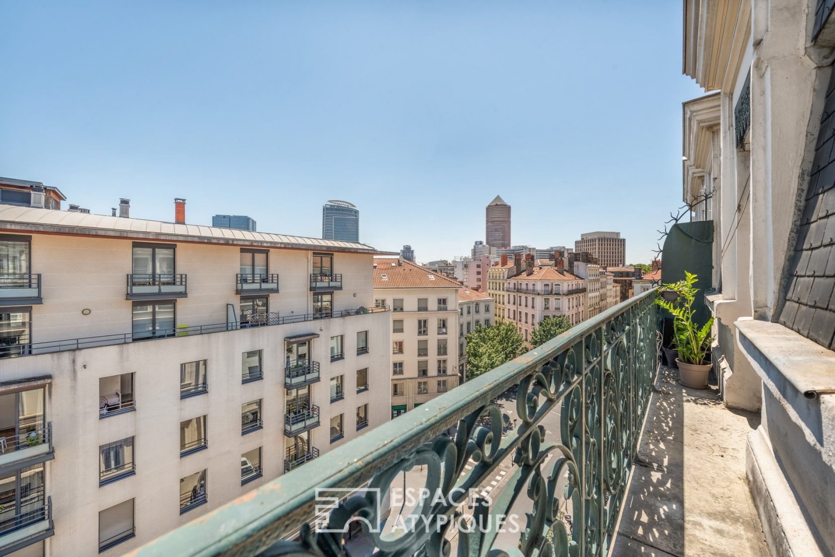 Bel ancien rénové avec balcon