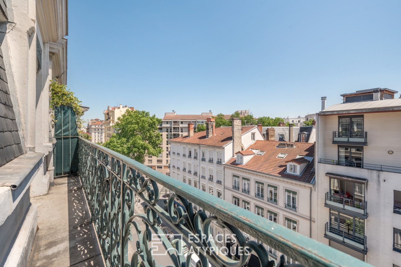 Bel ancien rénové avec balcon