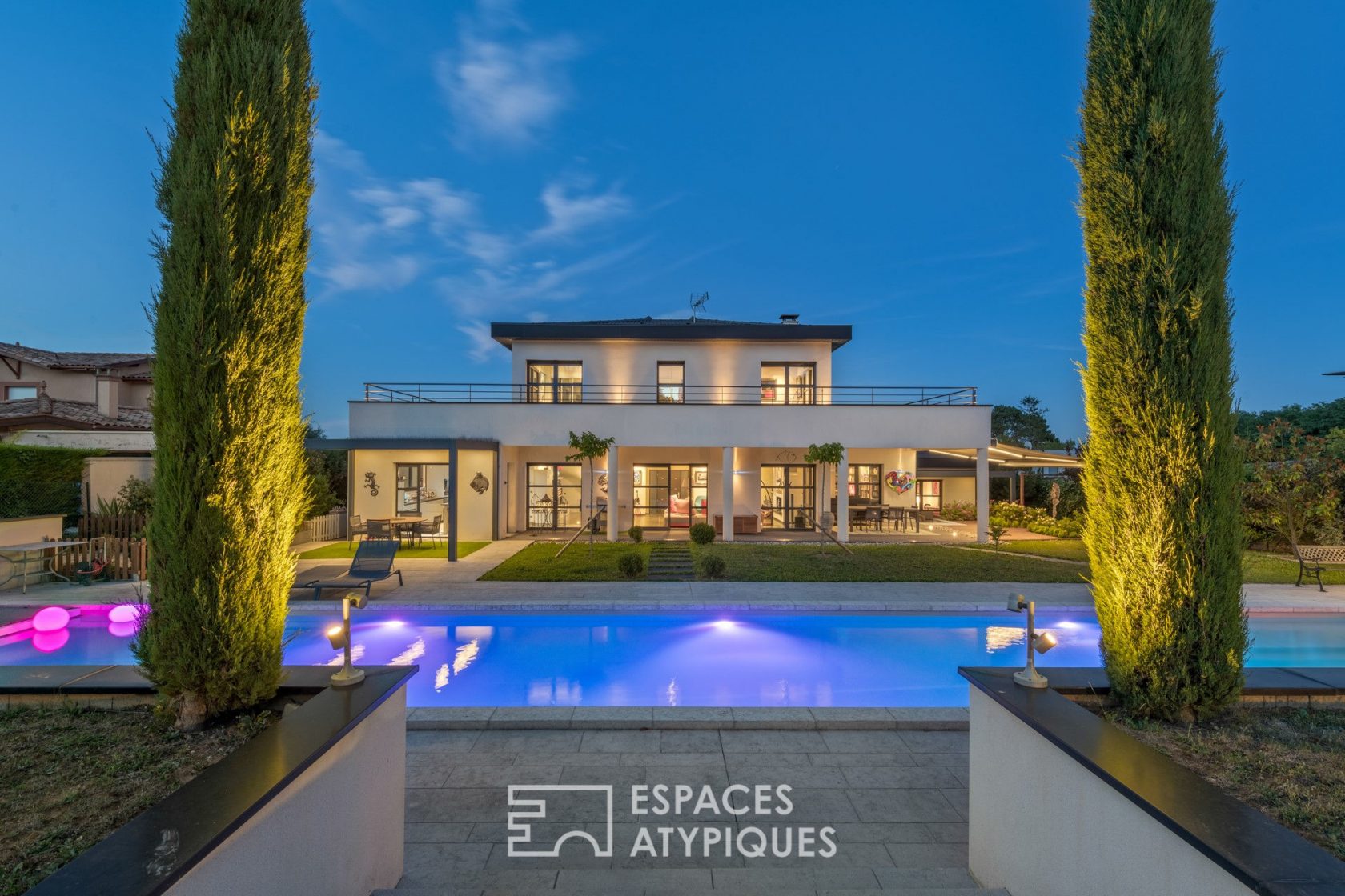 Maison d’architecte avec couloir de nage