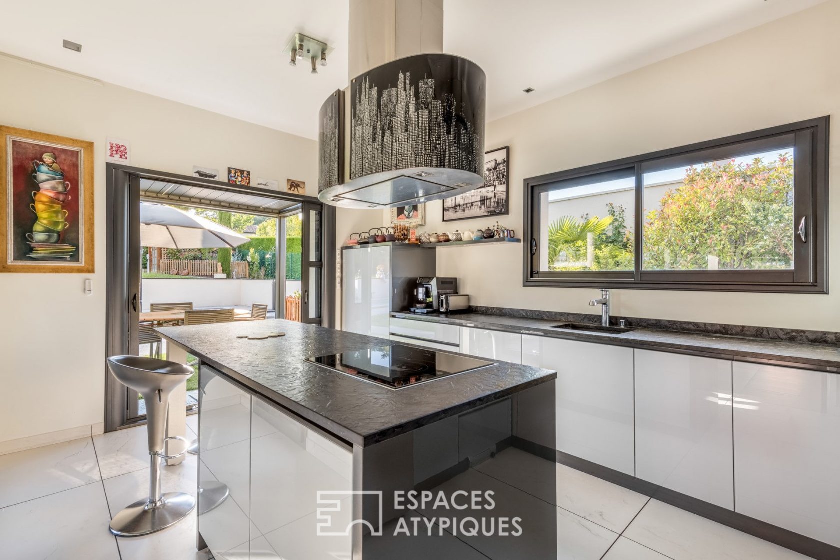 Maison d’architecte avec couloir de nage