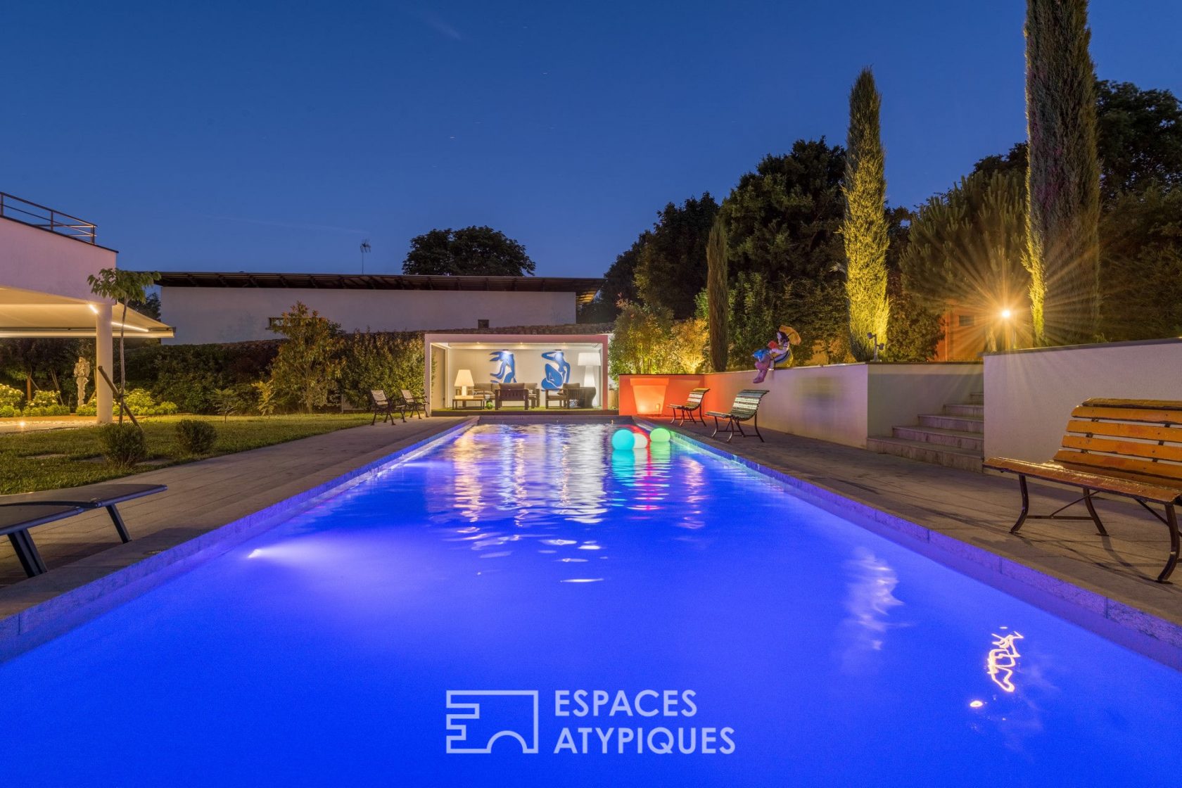 Maison d’architecte avec couloir de nage