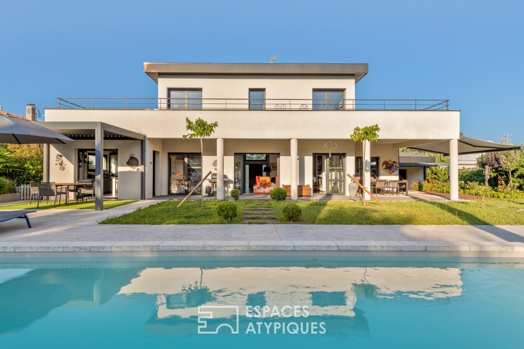 Maison d’architecte avec couloir de nage