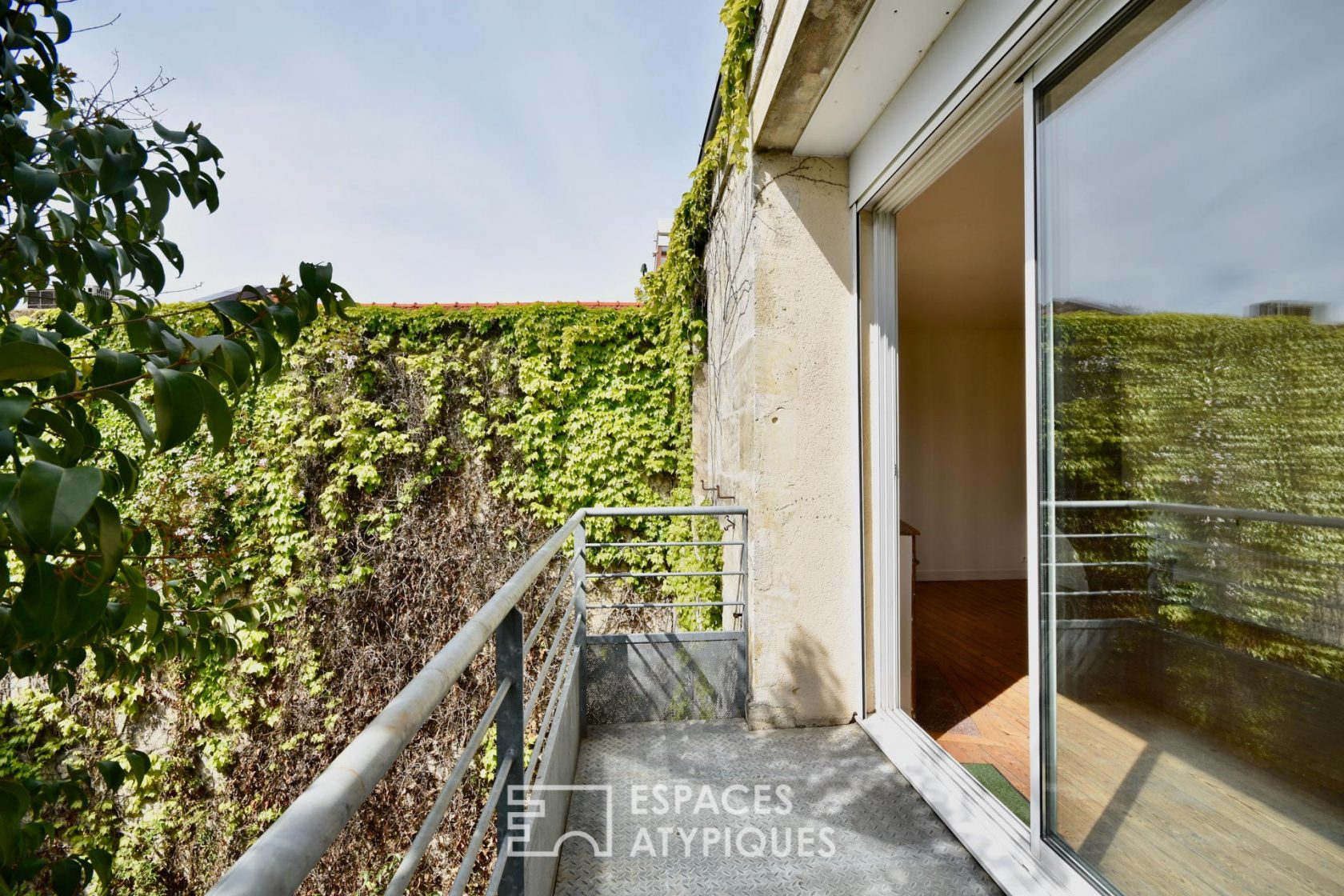 Old duplex apartment in Chartrons