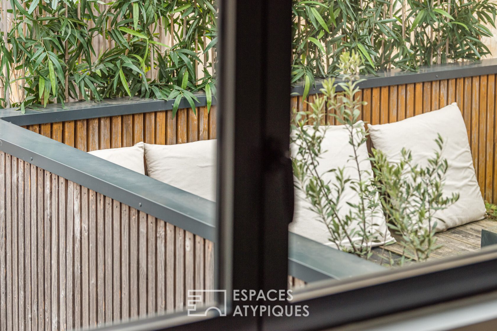 The real cocoon with breathtaking views in Chartrons