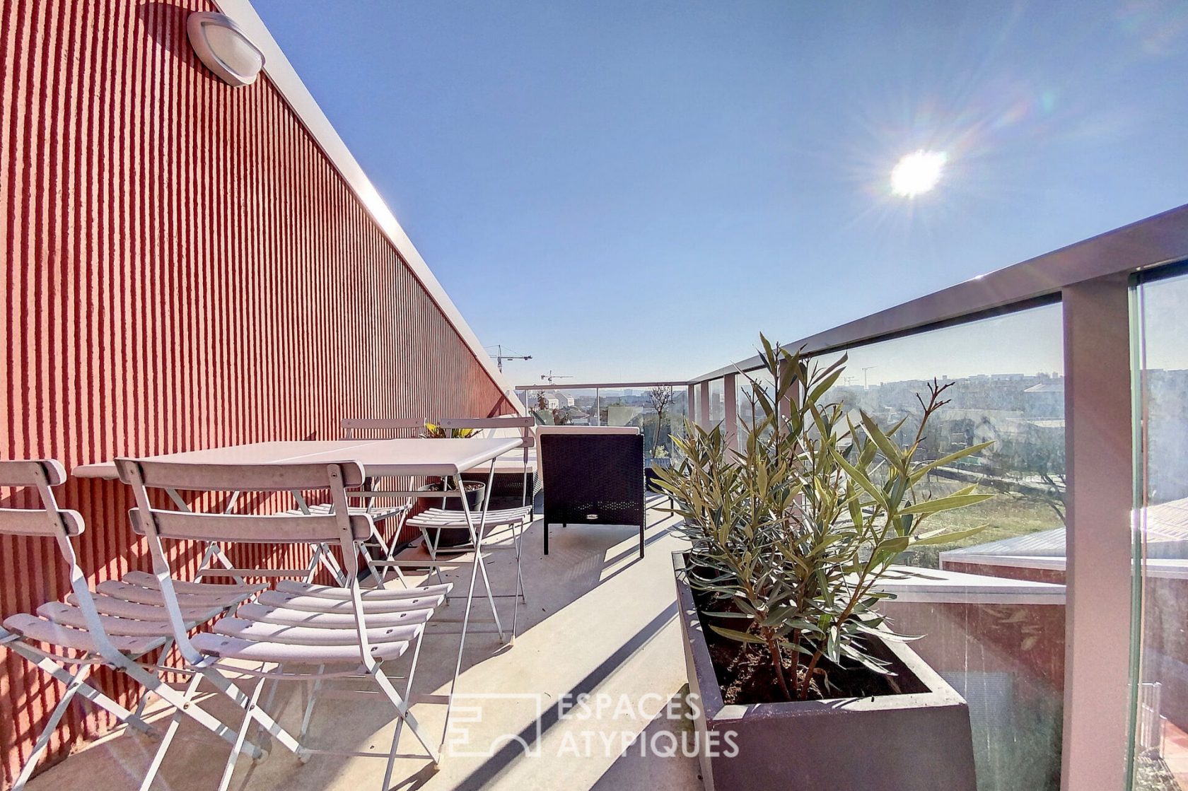 Duplex inversé au dernier étage avec terrasse suspendue