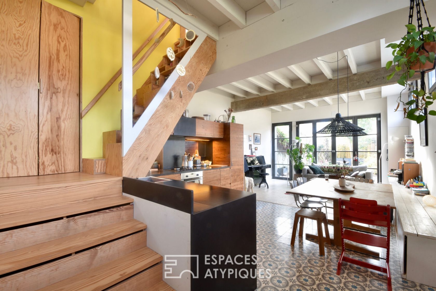 Former workshop converted into a loft with garden in the Judaïque district