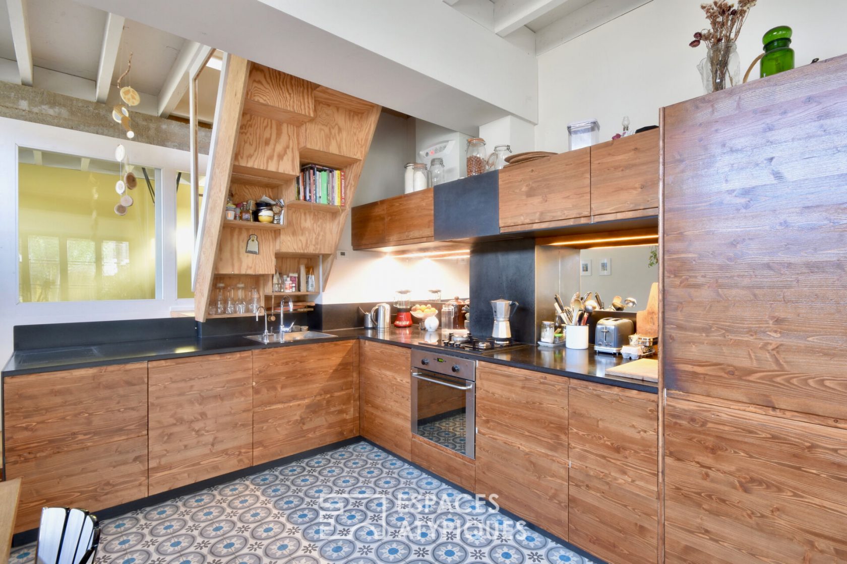 Former workshop converted into a loft with garden in the Judaïque district