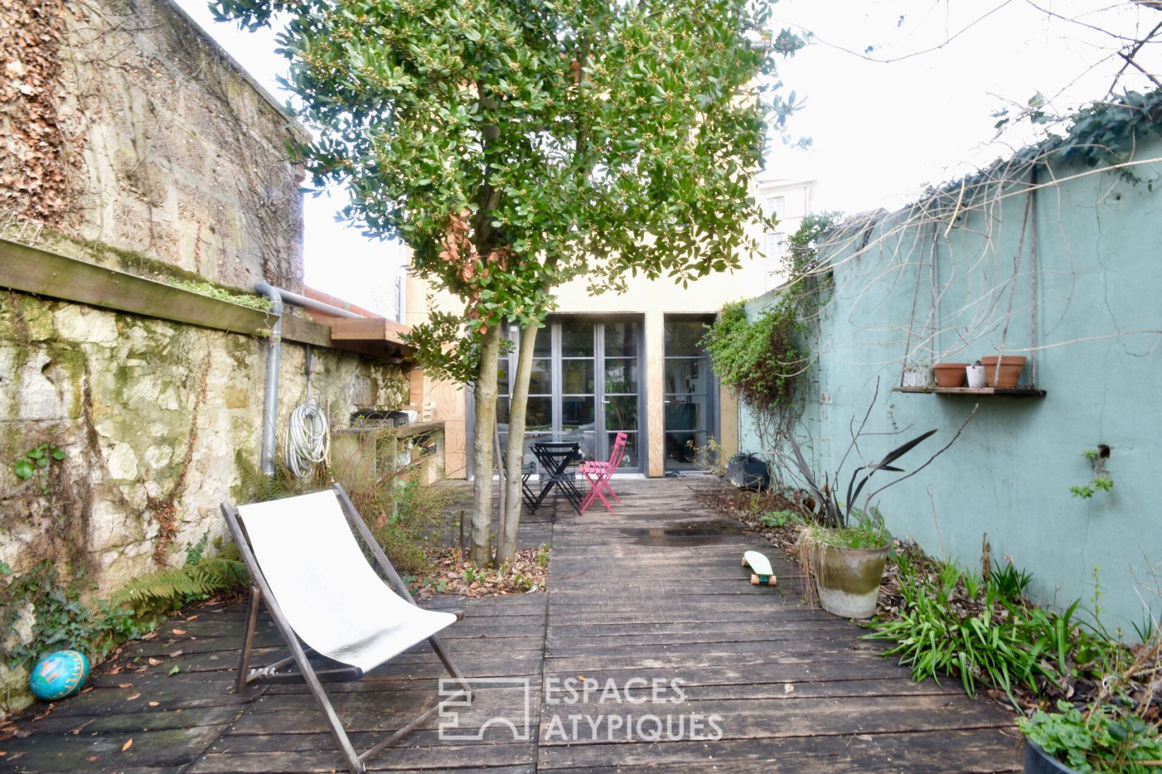 Former workshop converted into a loft with garden in the Judaïque district