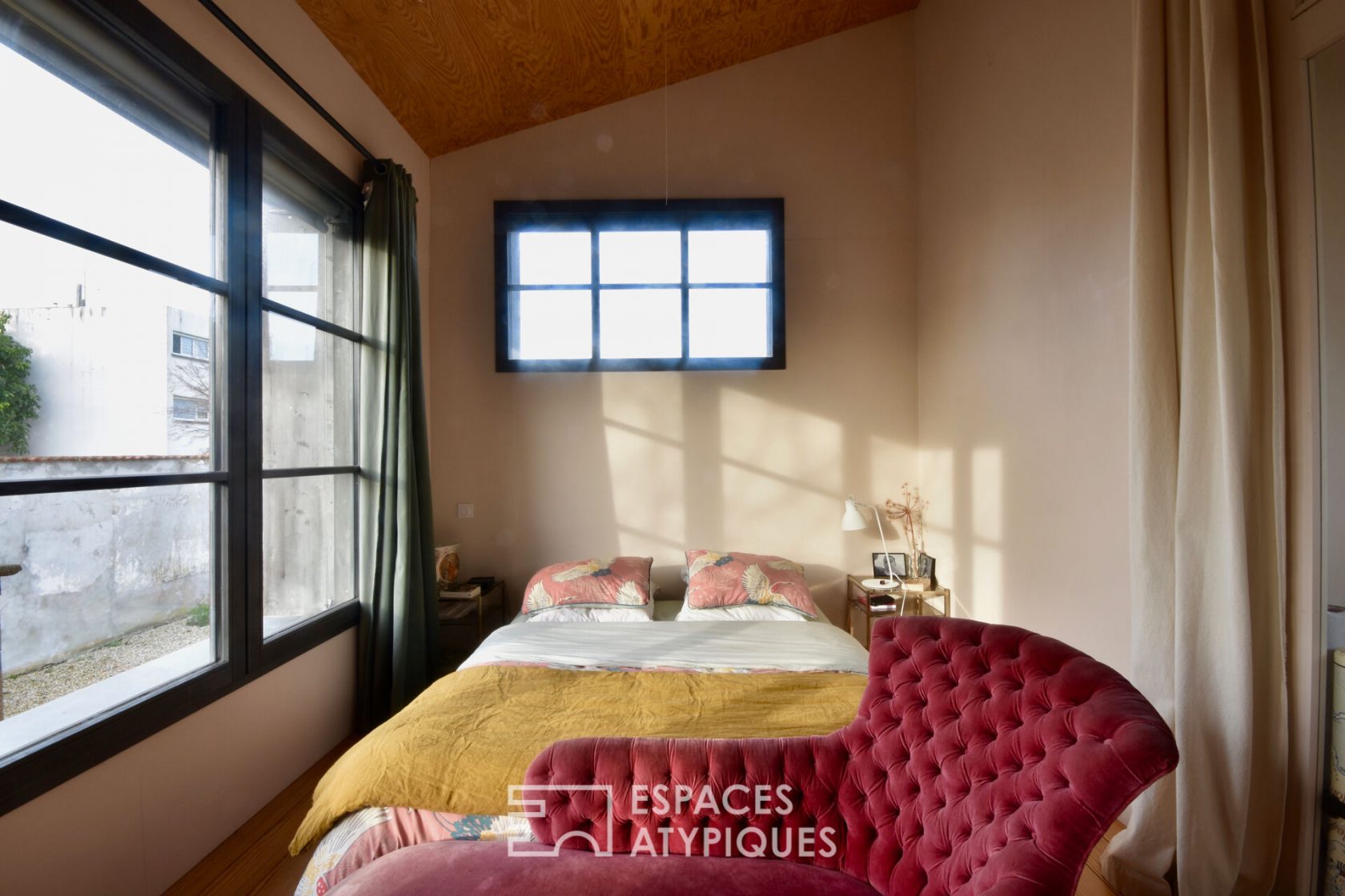 Former workshop converted into a loft with garden in the Judaïque district