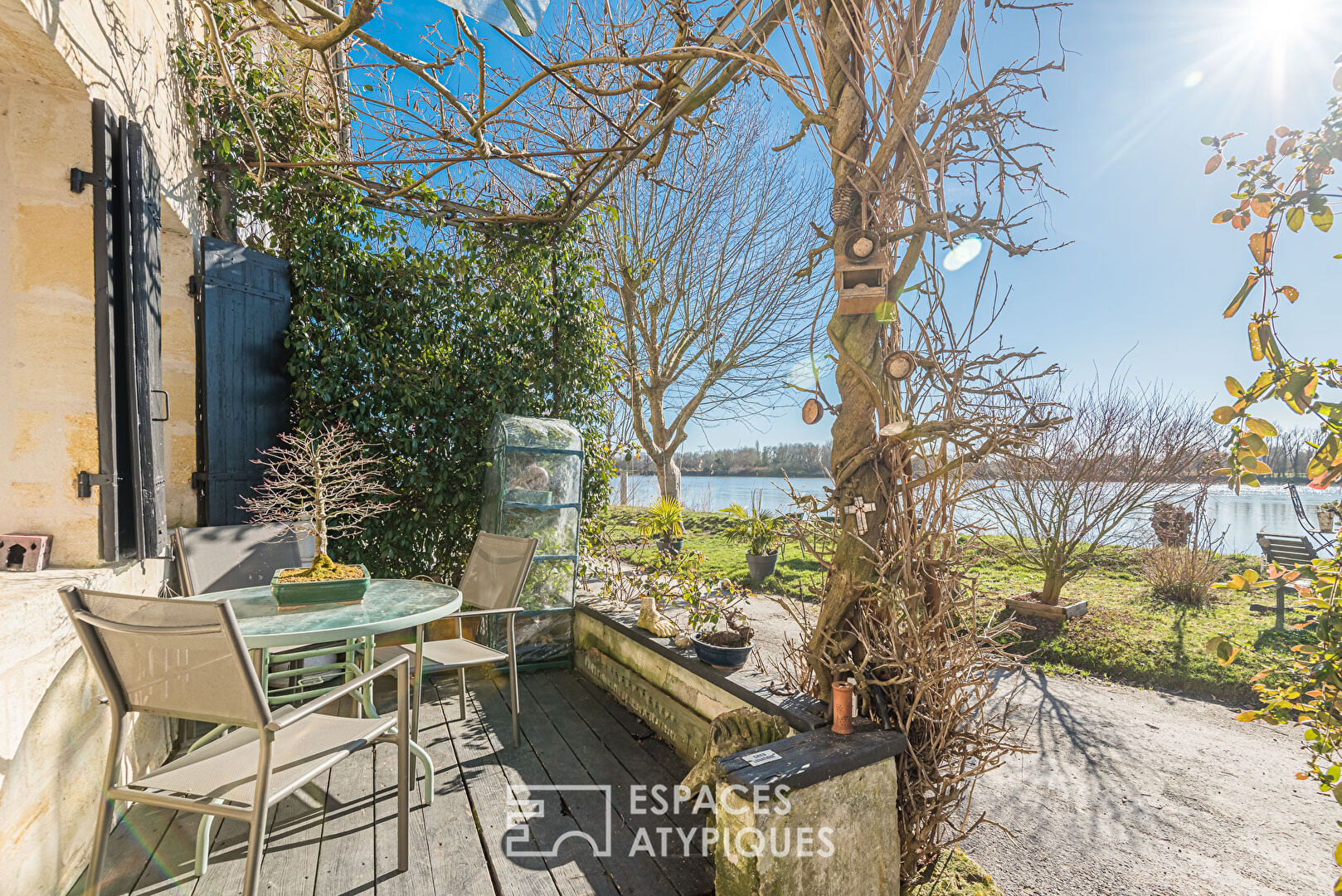 House with Ile de Ré decoration and view of the Garonne