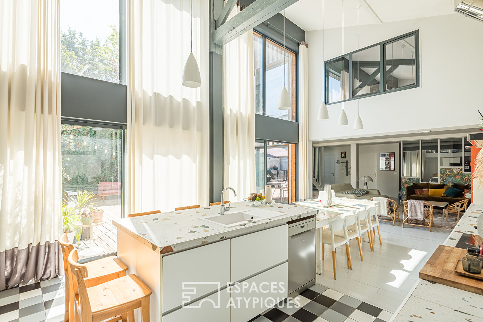 Ancien chai viticole réhabilité en loft avec terrasse et piscine