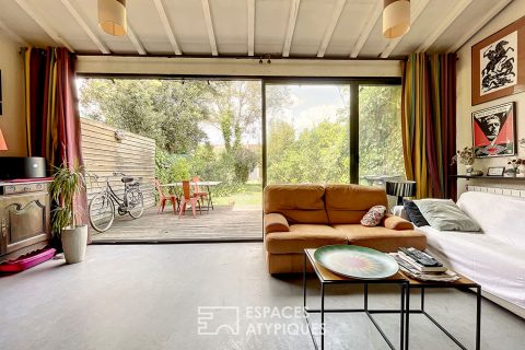 The Bacalan shop with garden and outbuilding
