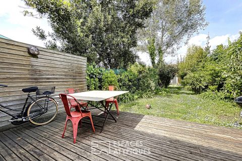 The Bacalan shop with garden and outbuilding