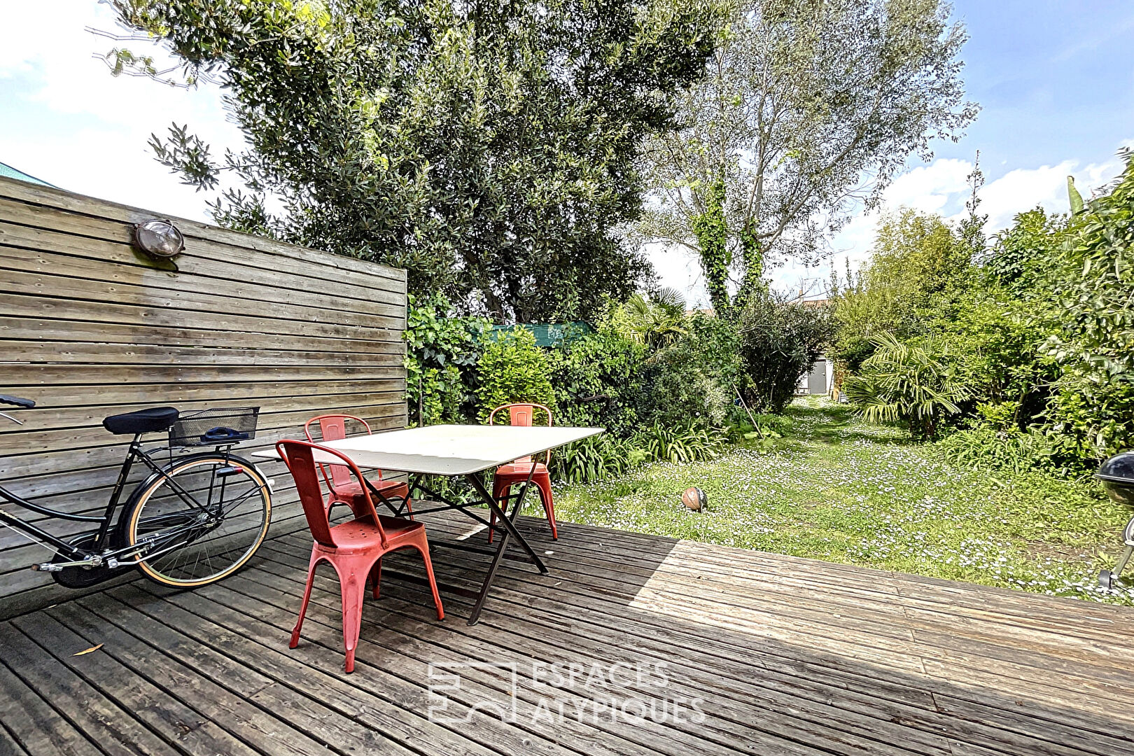 The Bacalan shop with garden and outbuilding