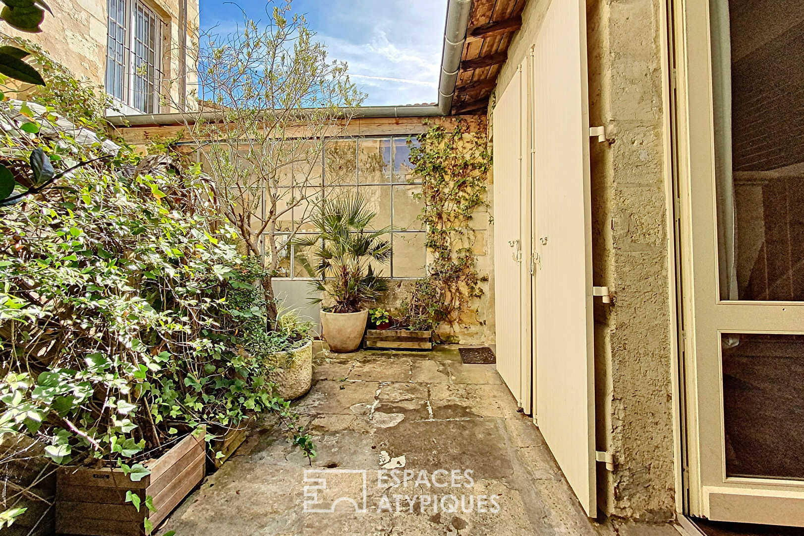 Loft ancien avec extérieur au coeur des Chartrons