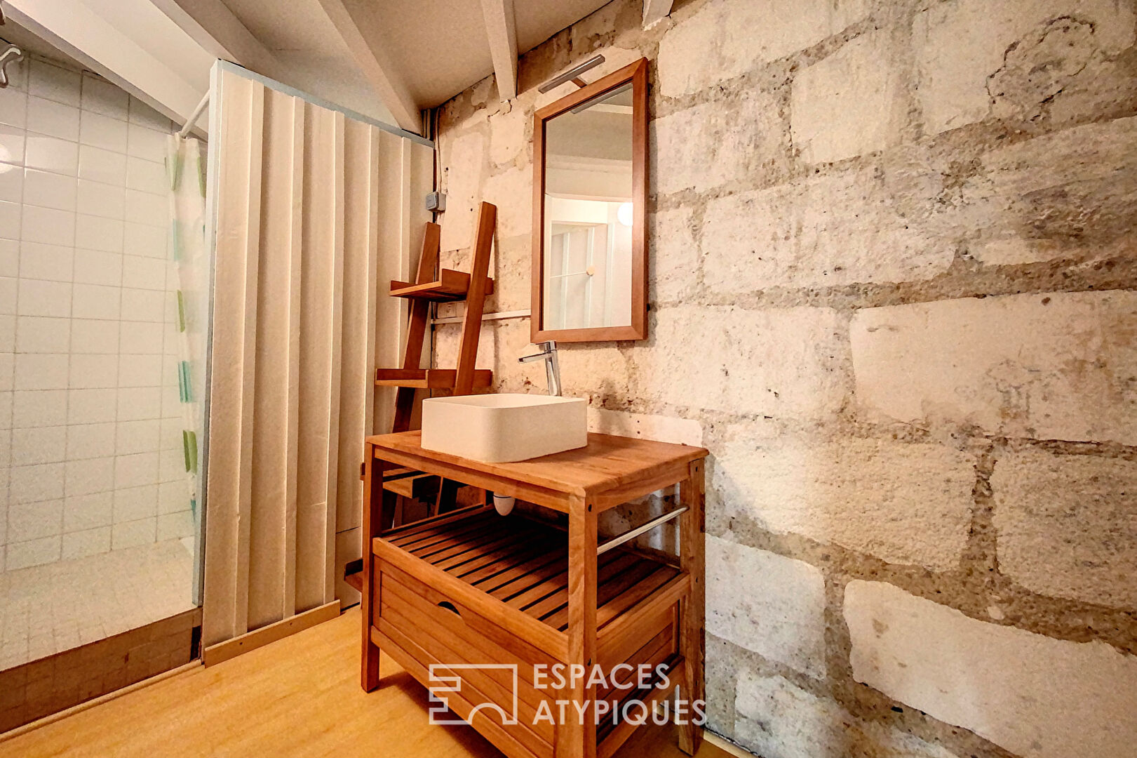 Loft ancien avec extérieur au coeur des Chartrons