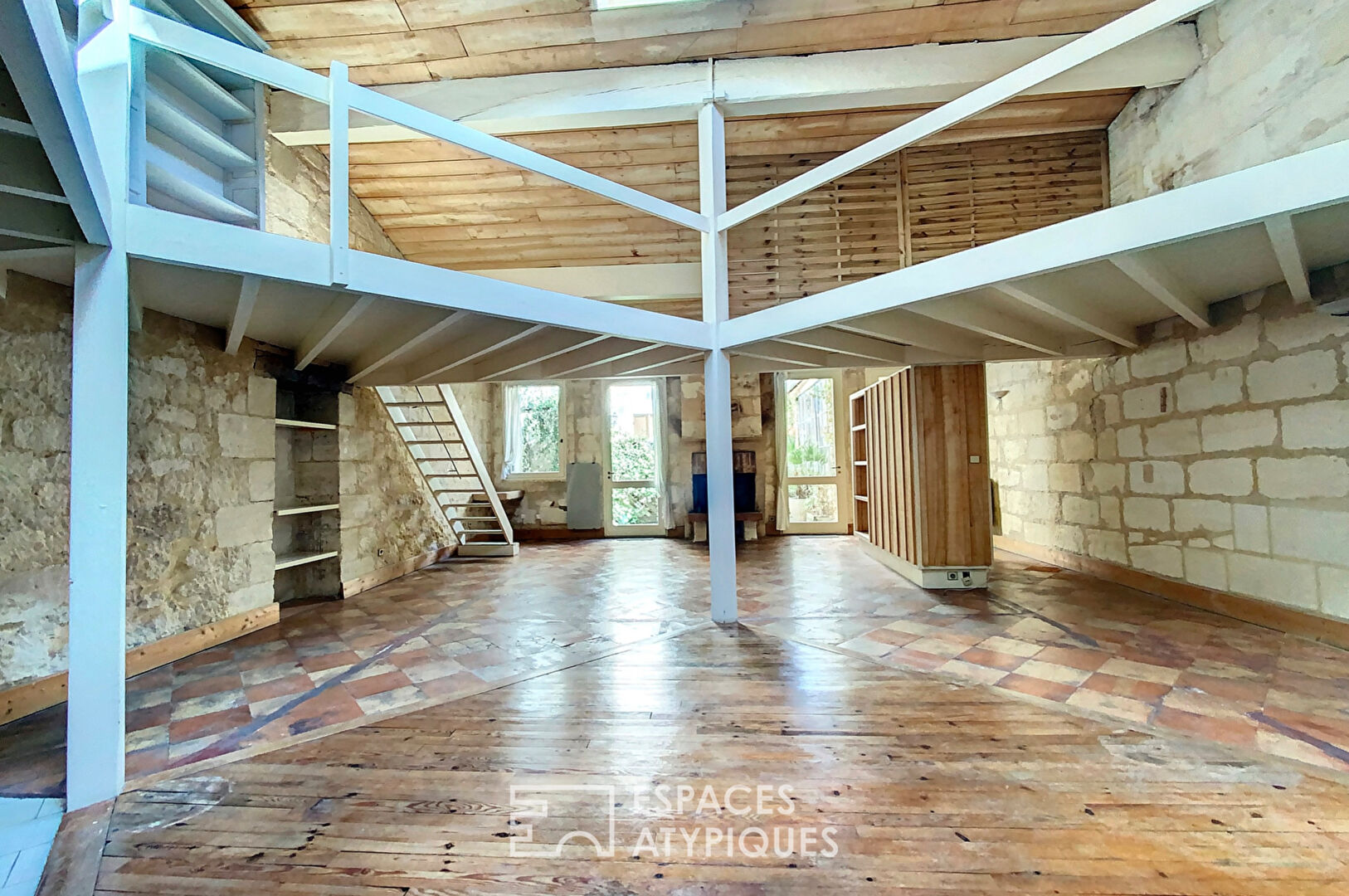 Loft ancien avec extérieur au coeur des Chartrons