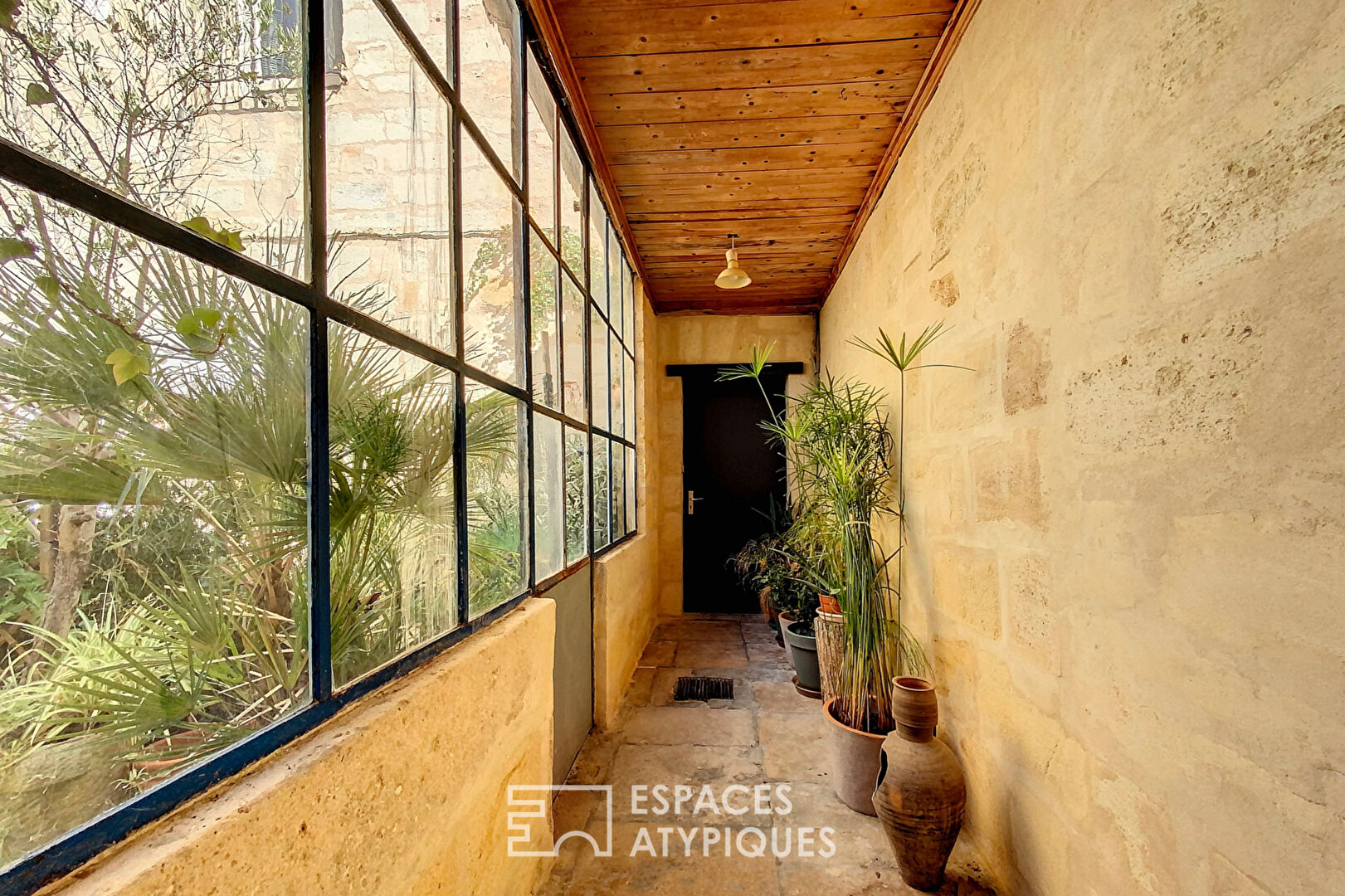 Loft ancien avec extérieur au coeur des Chartrons