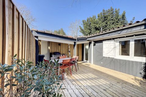 La petite maison avec sa terrasse ensoleillée