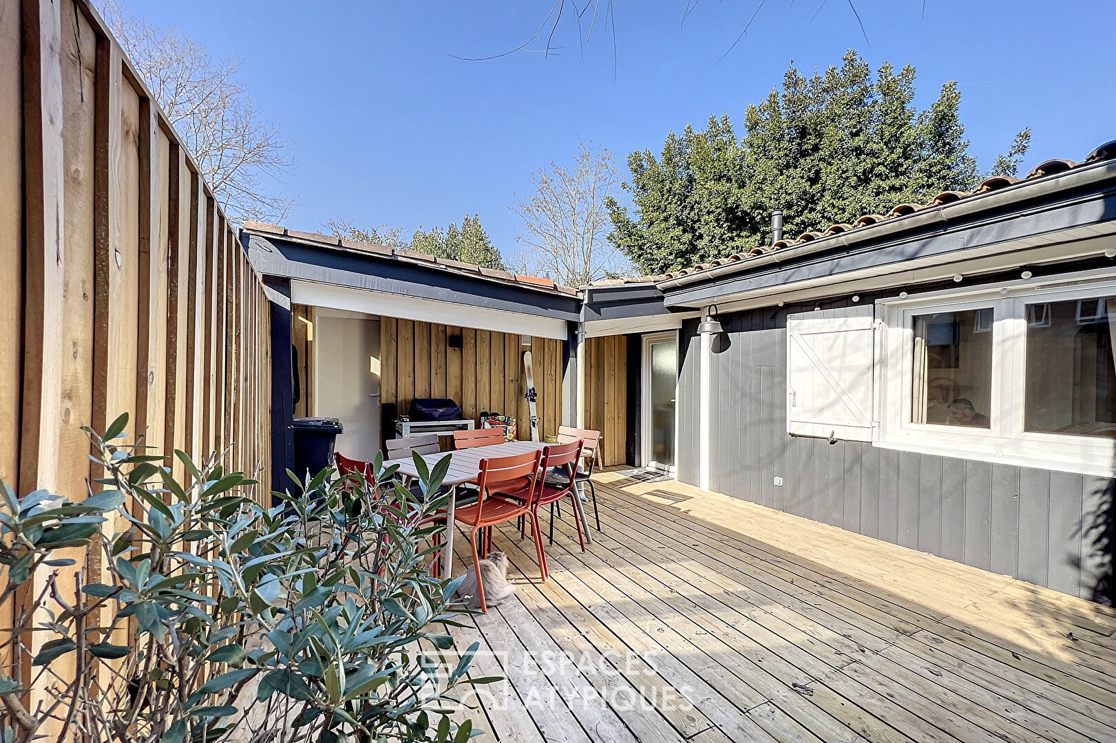 La petite maison avec sa terrasse ensoleillée