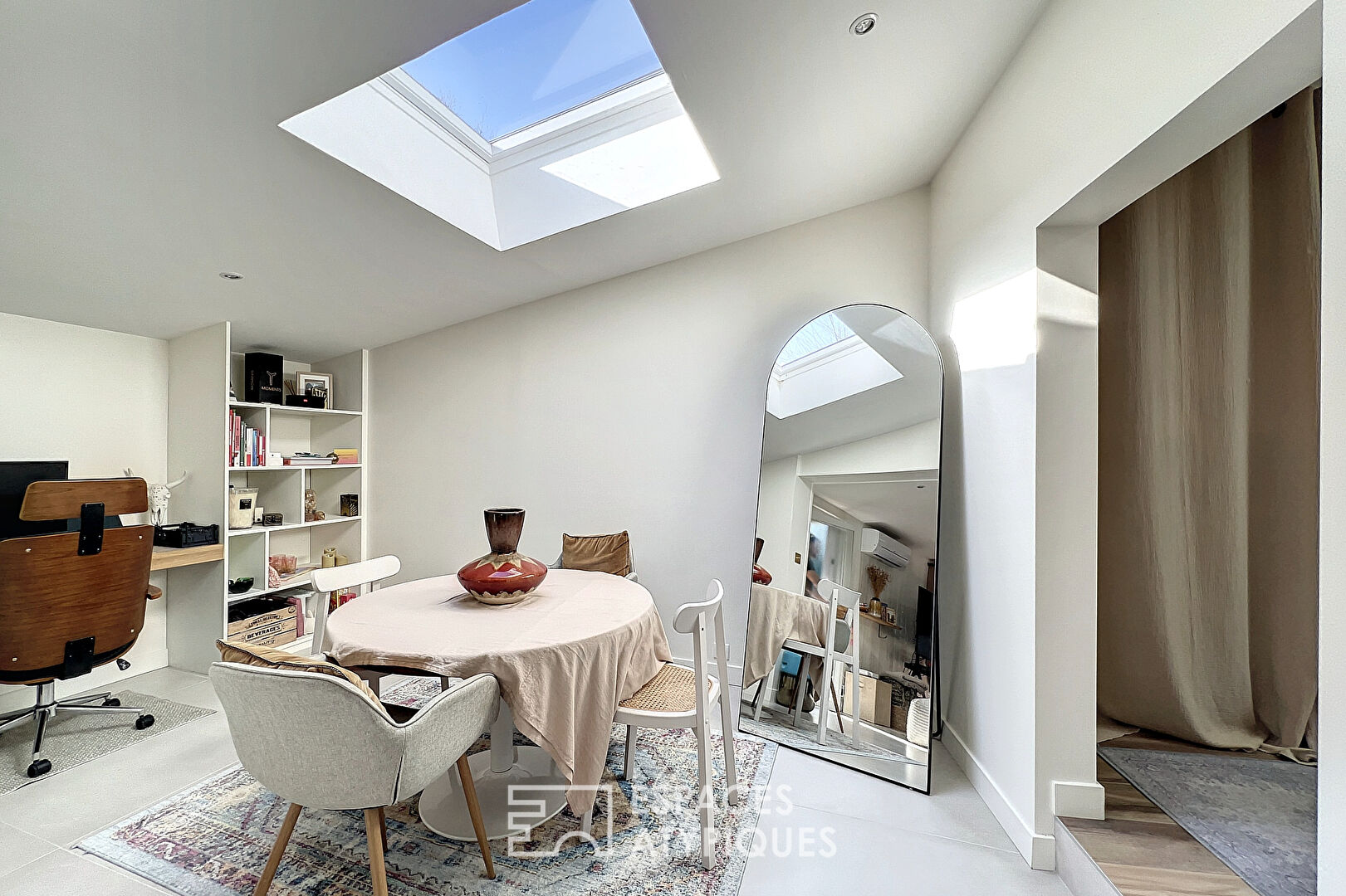 La petite maison avec sa terrasse ensoleillée