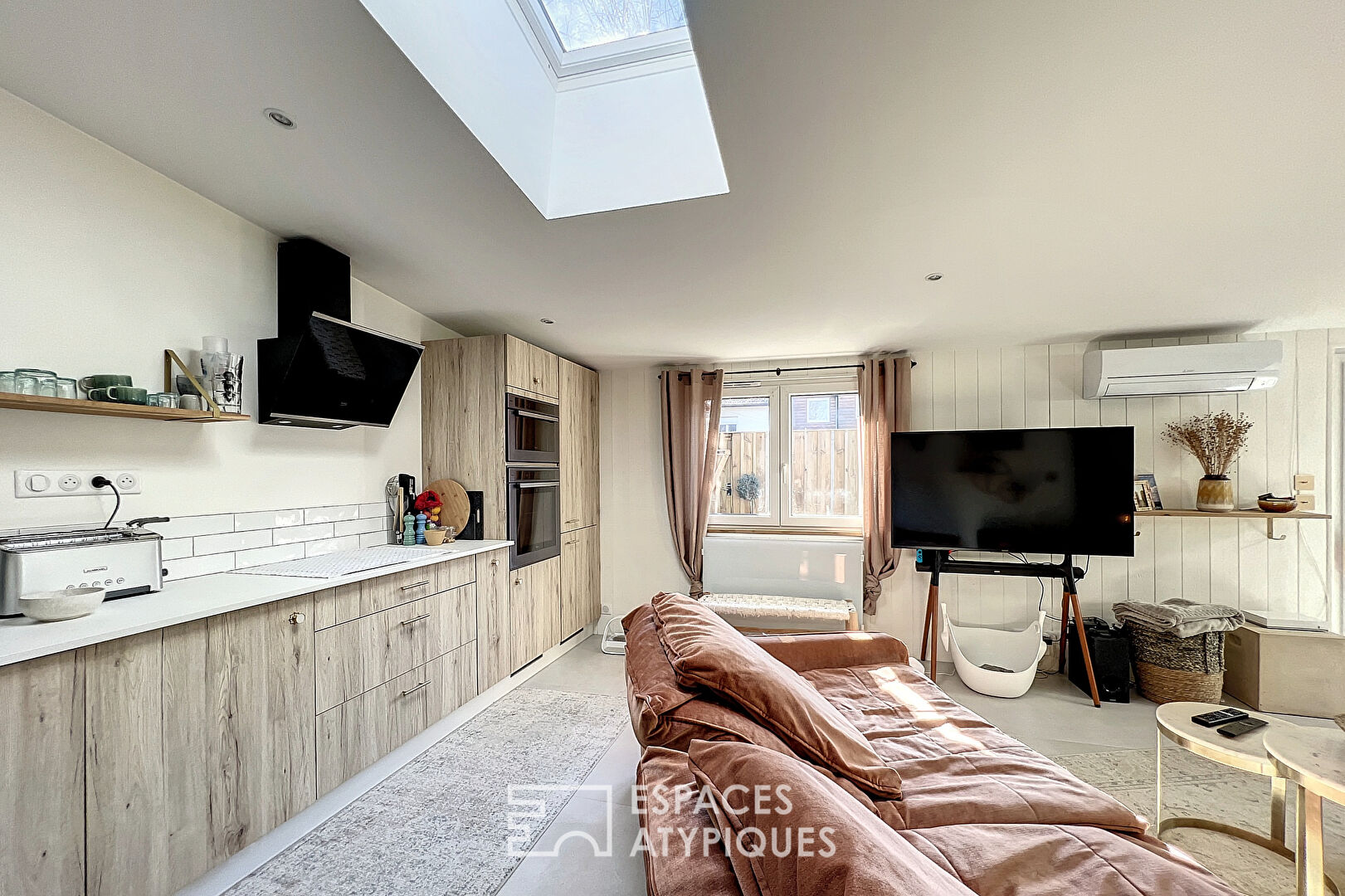 La petite maison avec sa terrasse ensoleillée