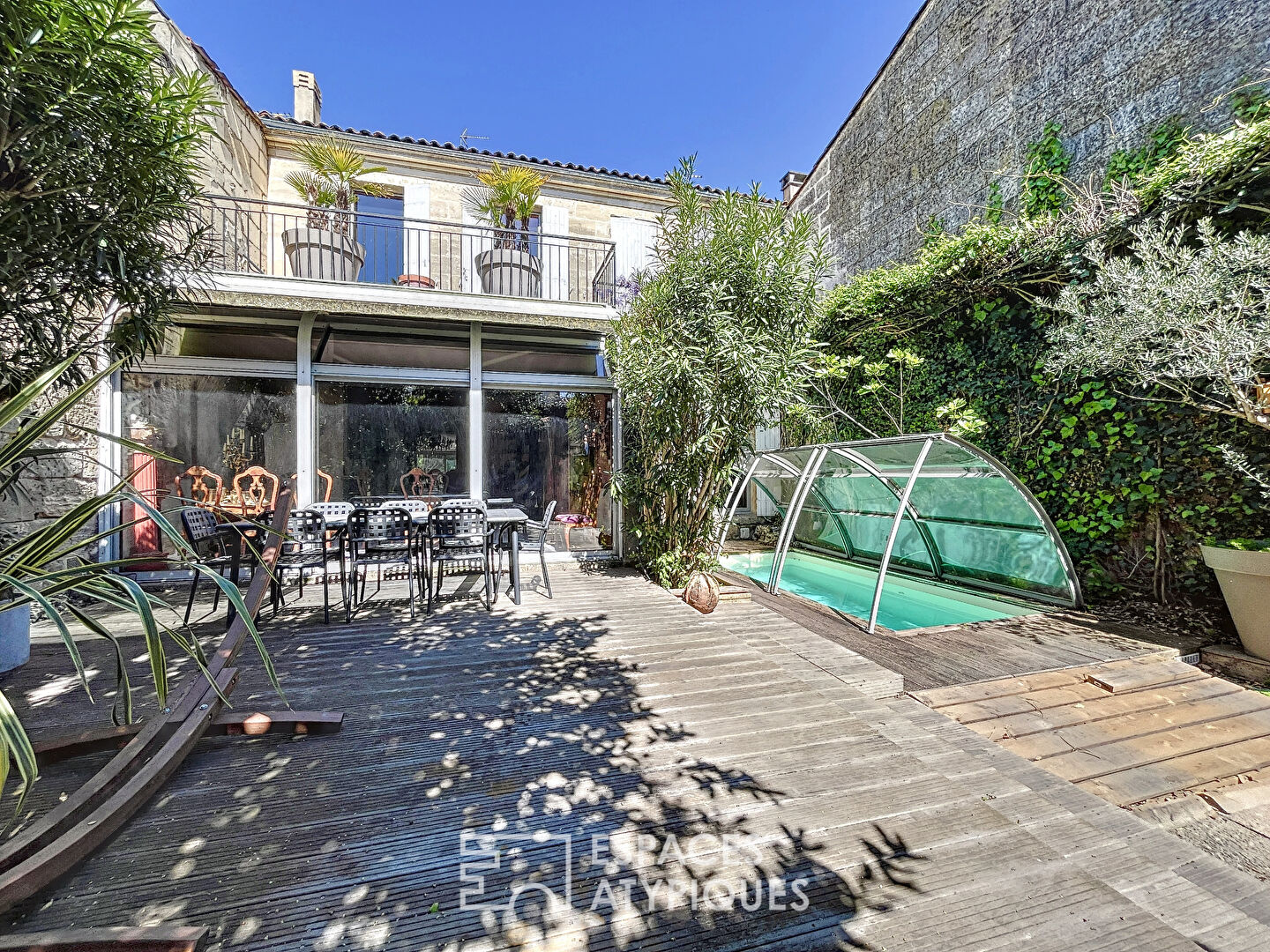 Maison ouverte sur son jardin arborée avec piscine proche du jardin public