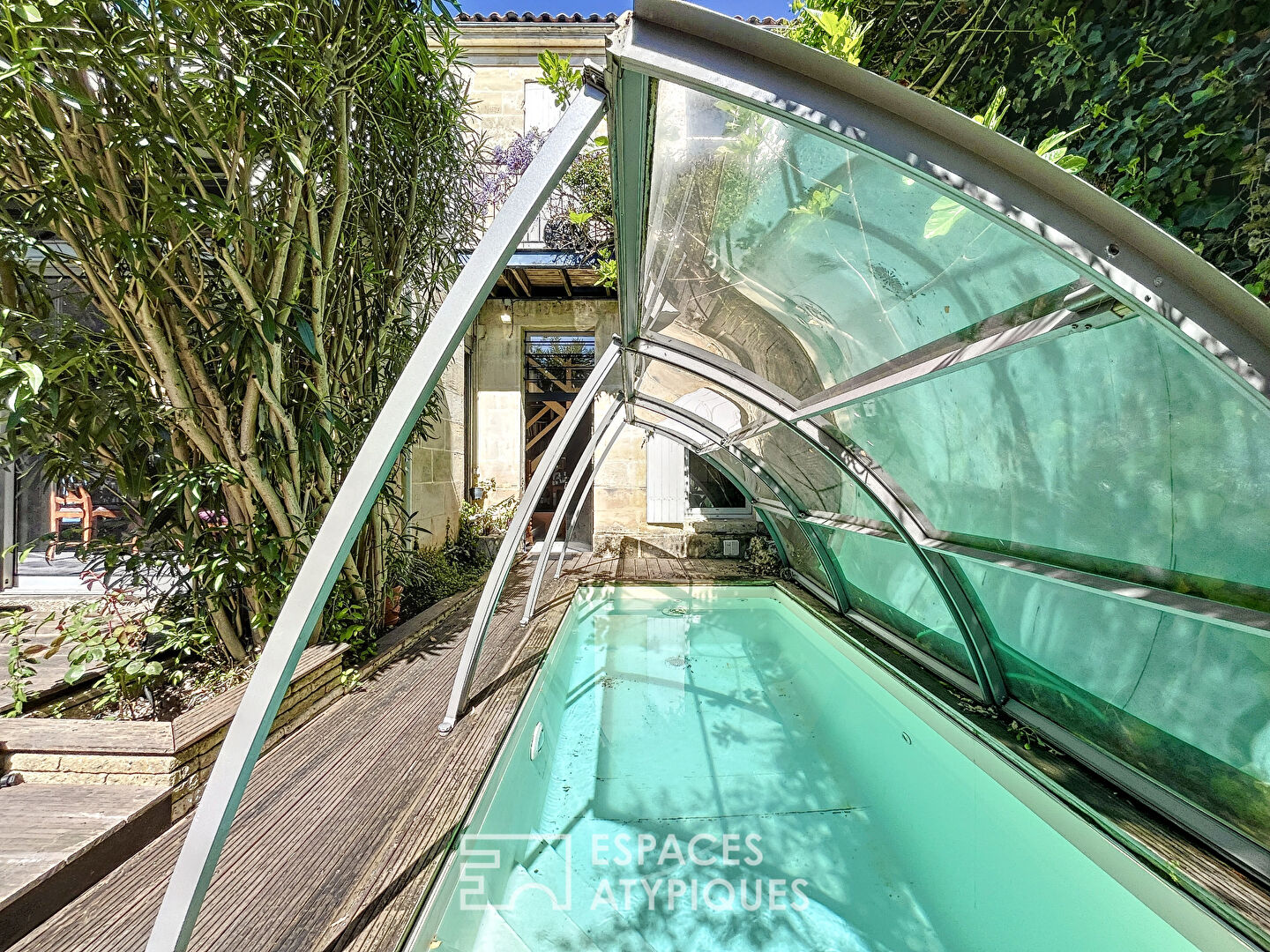 Maison ouverte sur son jardin arborée avec piscine proche du jardin public