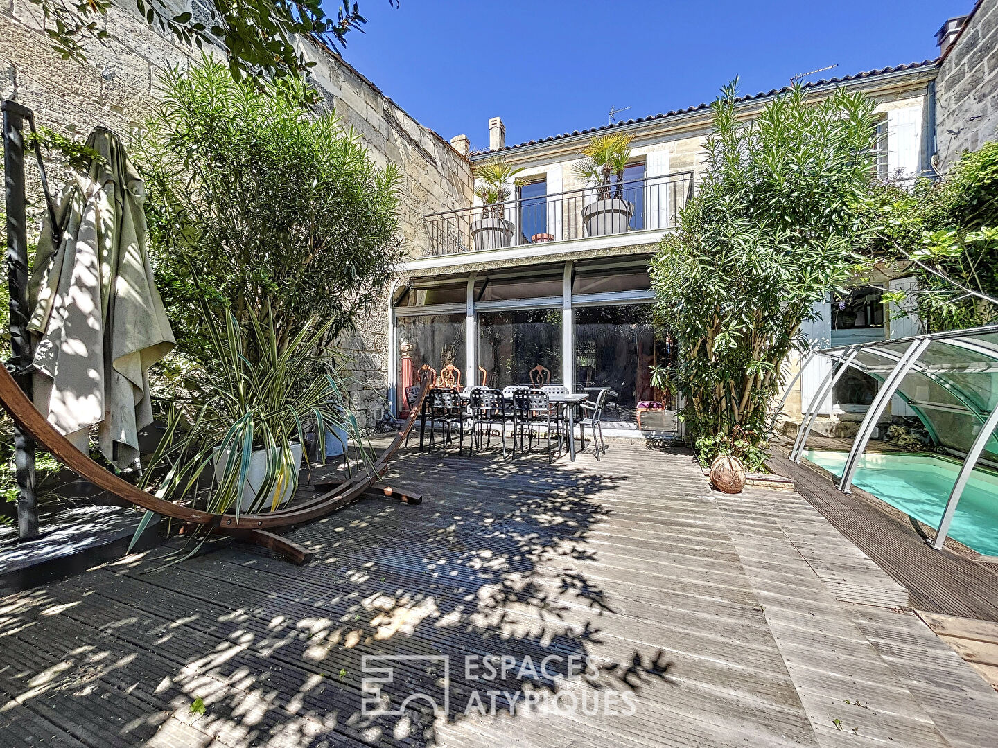 Maison ouverte sur son jardin arborée avec piscine proche du jardin public