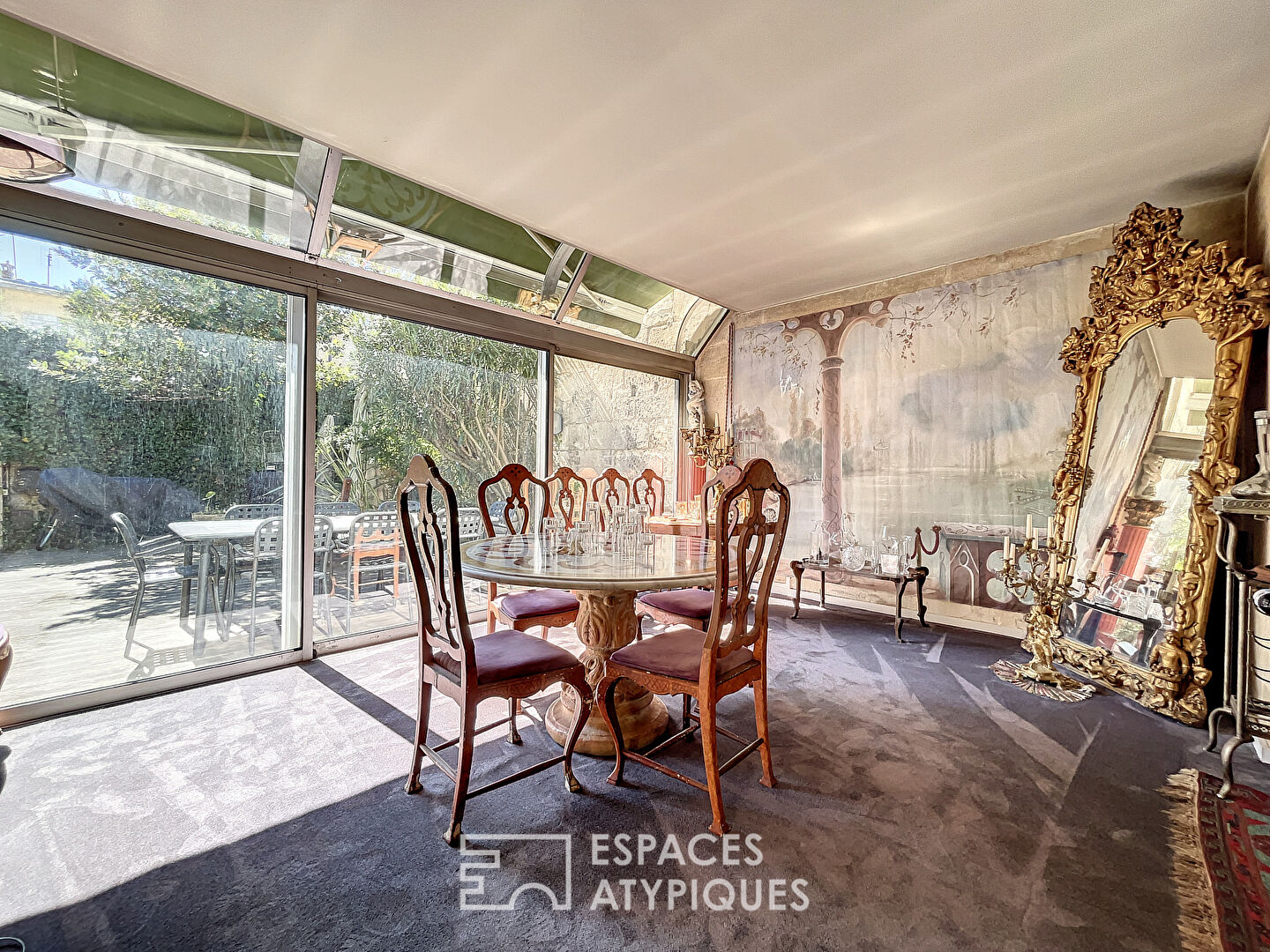 Maison ouverte sur son jardin arborée avec piscine proche du jardin public