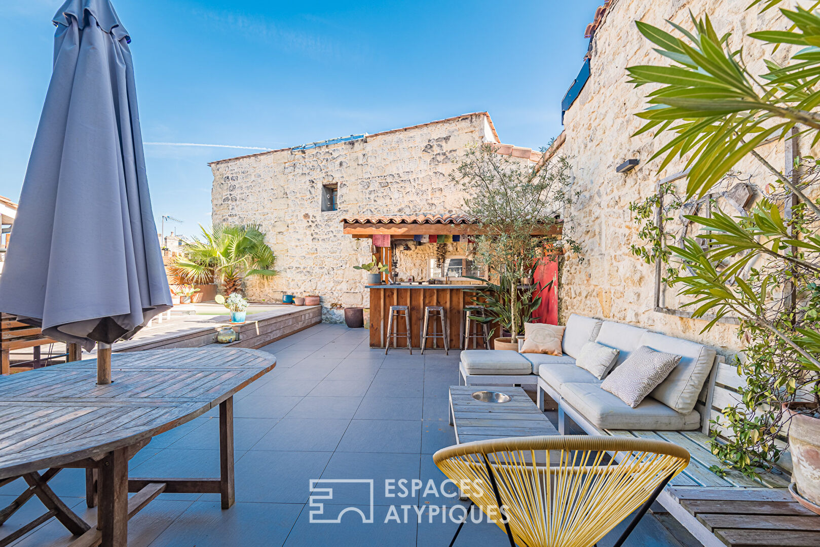 Maison en triplex avec piscine et garage