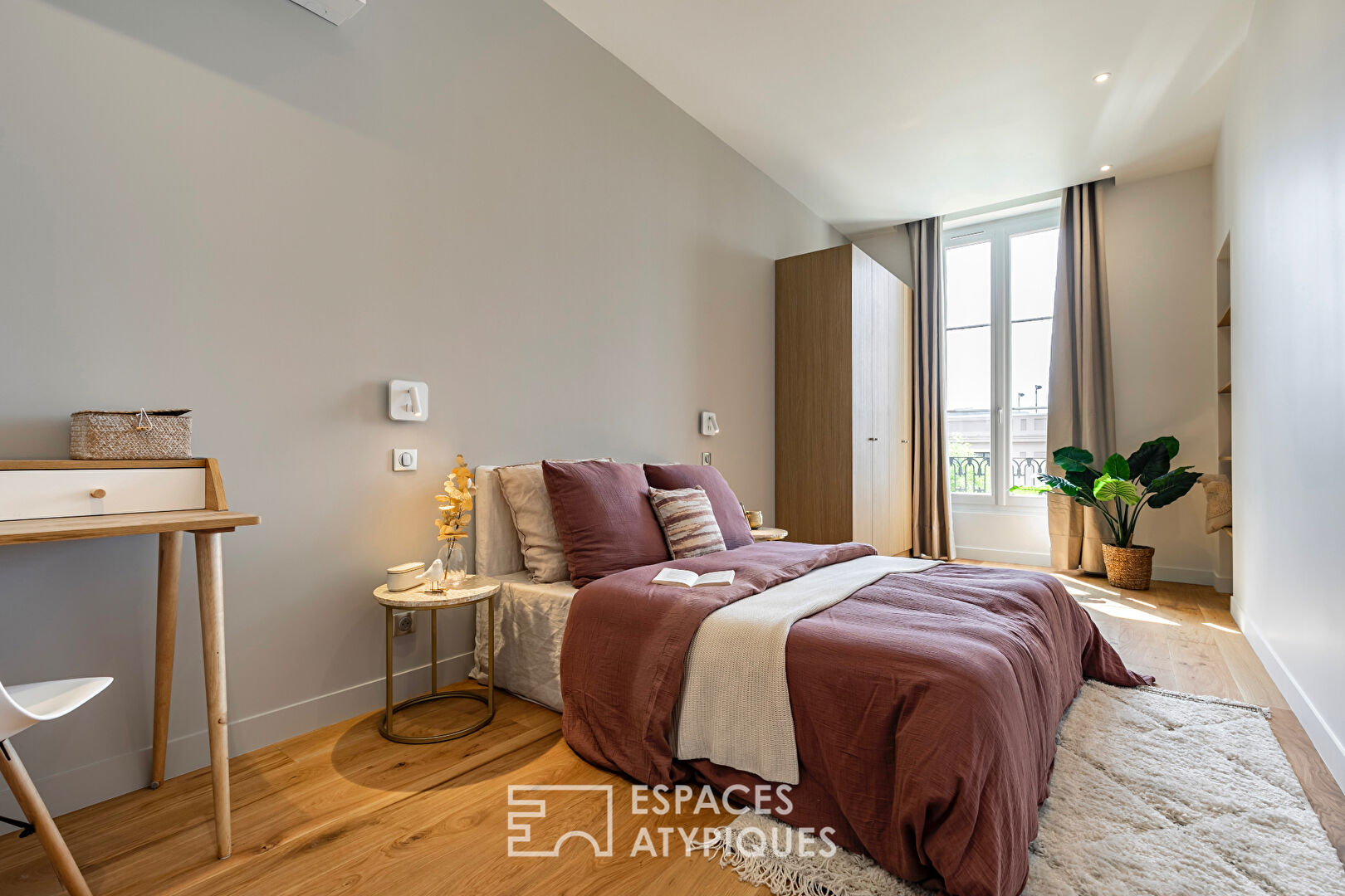 Luxury apartment with elevator, view of the Quays