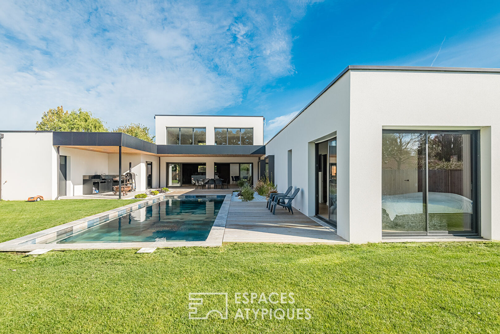 Villa with contemporary lines with swimming pool