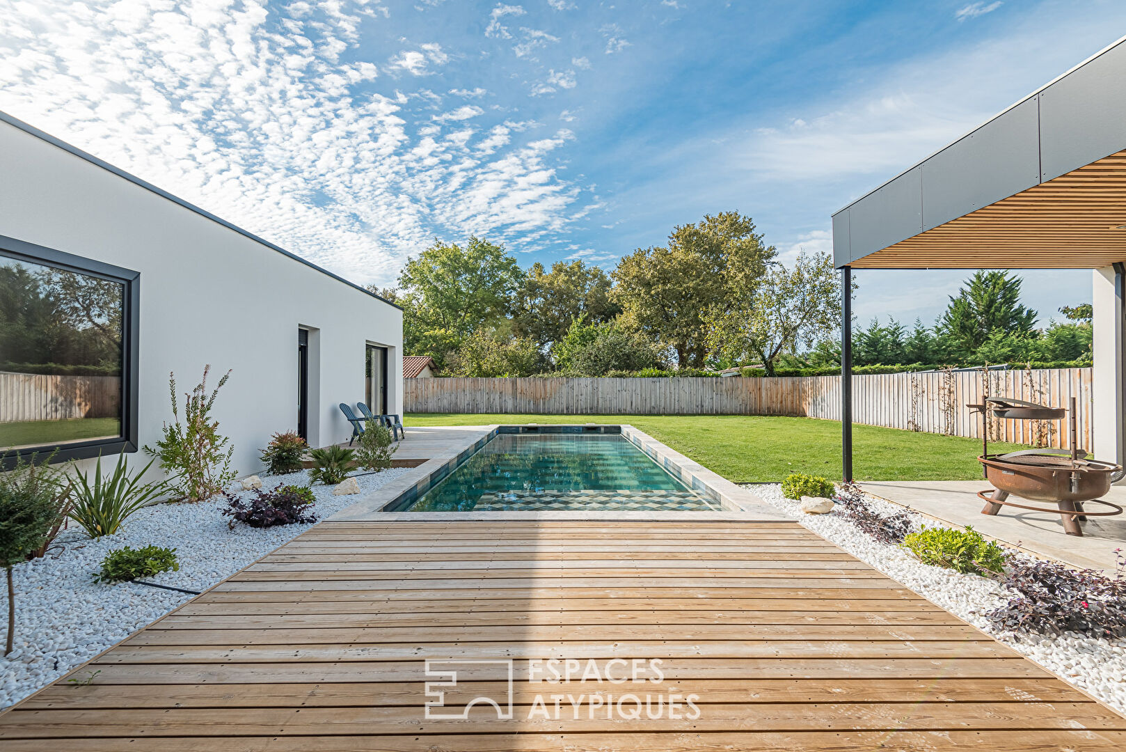 Villa aux lignes contemporaines avec piscine