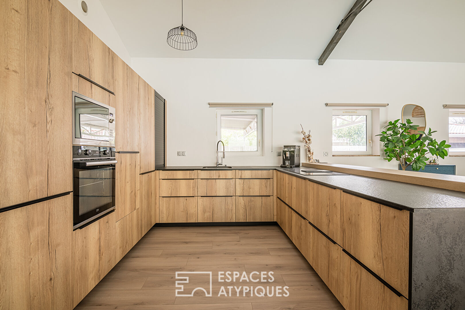 Contemporary house with indoor swimming pool in Cestas