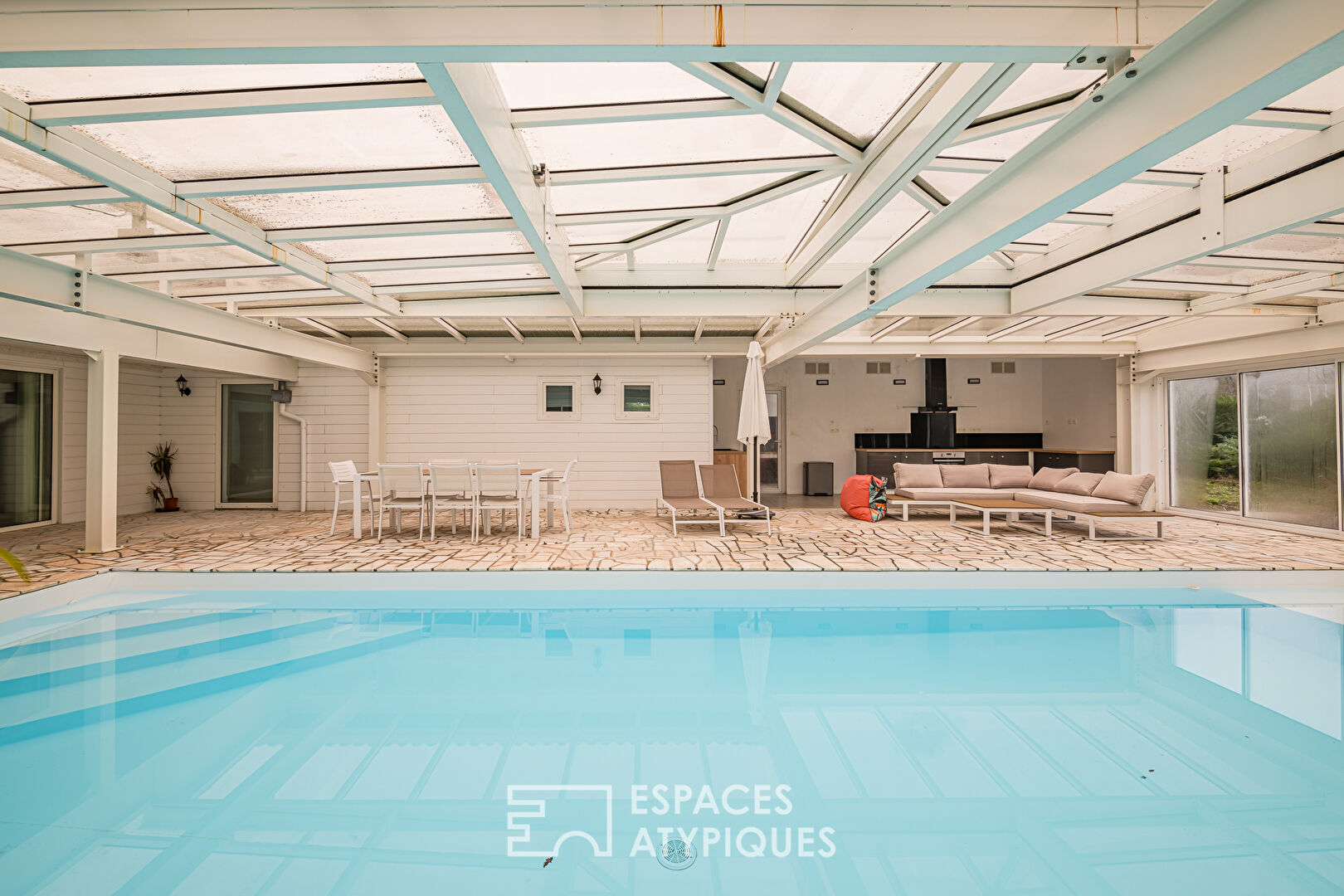 Contemporary house with indoor swimming pool in Cestas
