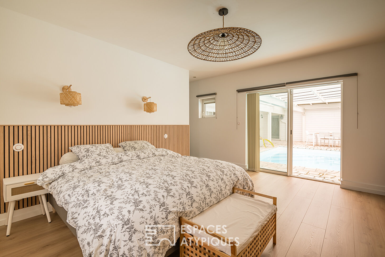 Contemporary house with indoor swimming pool in Cestas